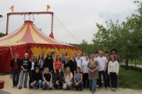 Gruppenfoto vor Zirkuszelt