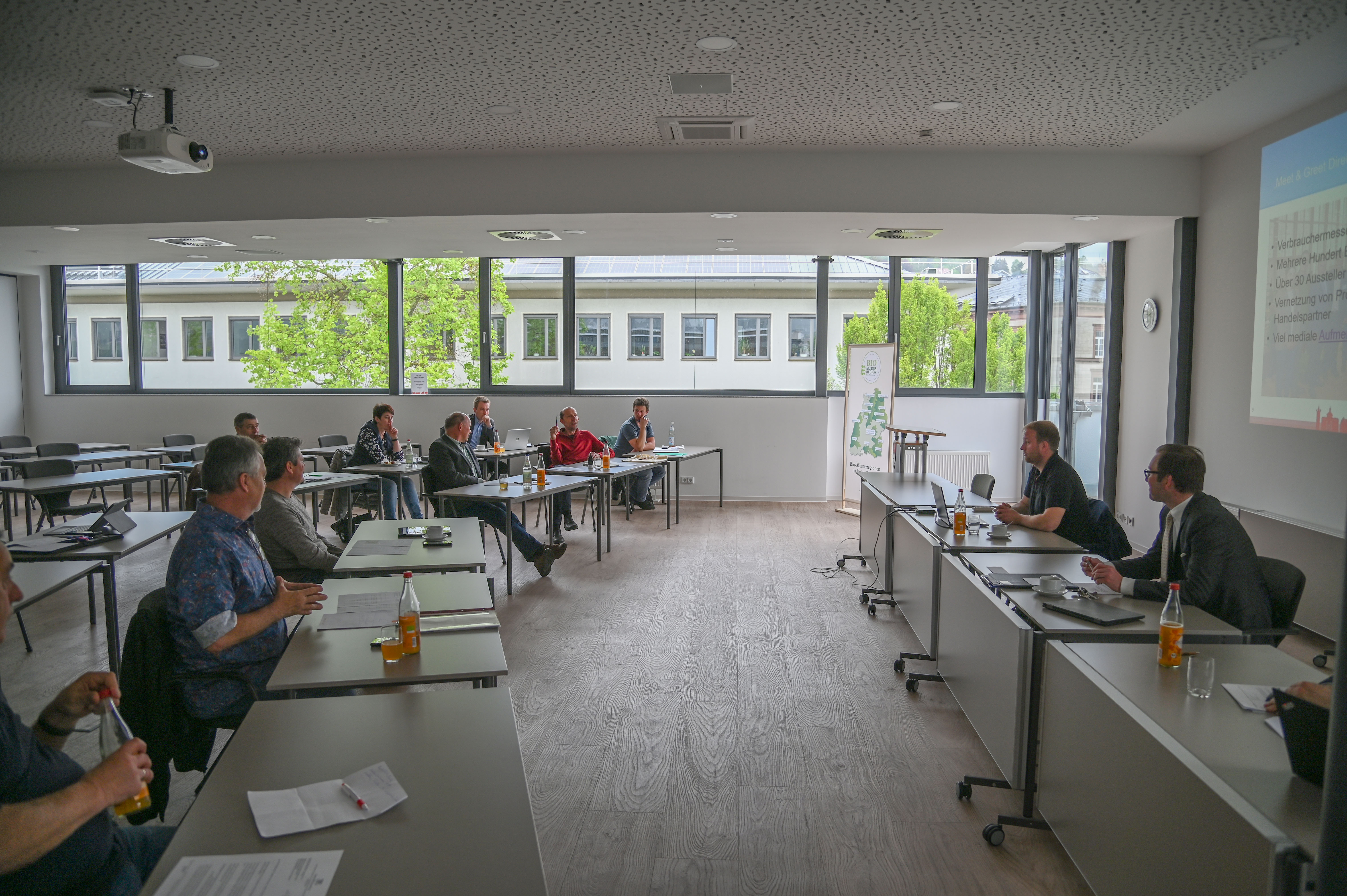 Die Steuerungsgruppe der Bio-Musterregion tagte in Tauberbischofsheim: Im Fokus standen neben dem Jahresrückblick der Ausbau lokaler Wertschöpfungsketten sowie die Verkaufsförderung regionaler Bioprodukte. 
