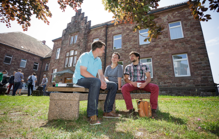 Schüler vor dem Landwirtschaftlichen Bildungszentrum (LBZ)