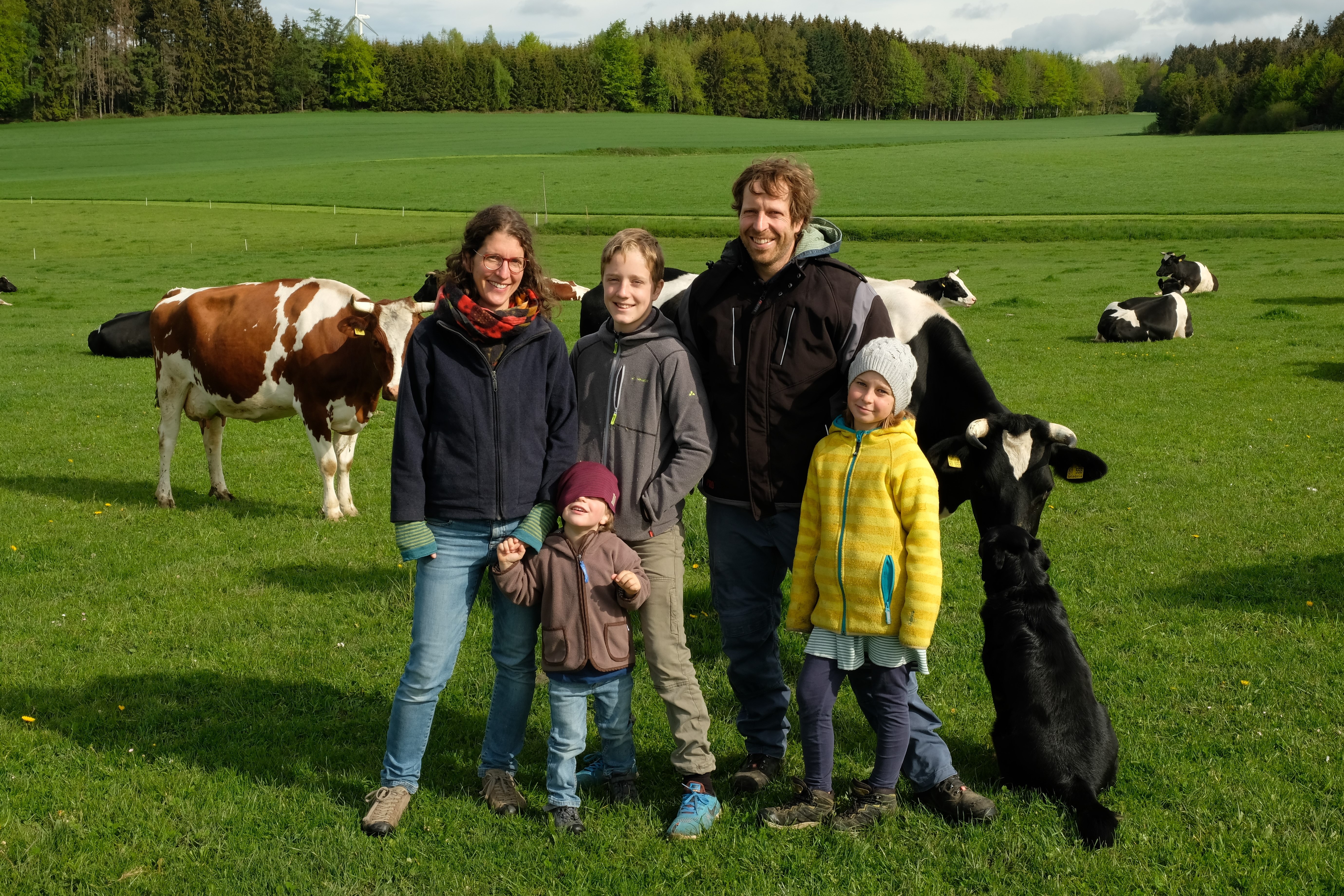 Familie Gasse mit ihren Kühen auf einer Weide
