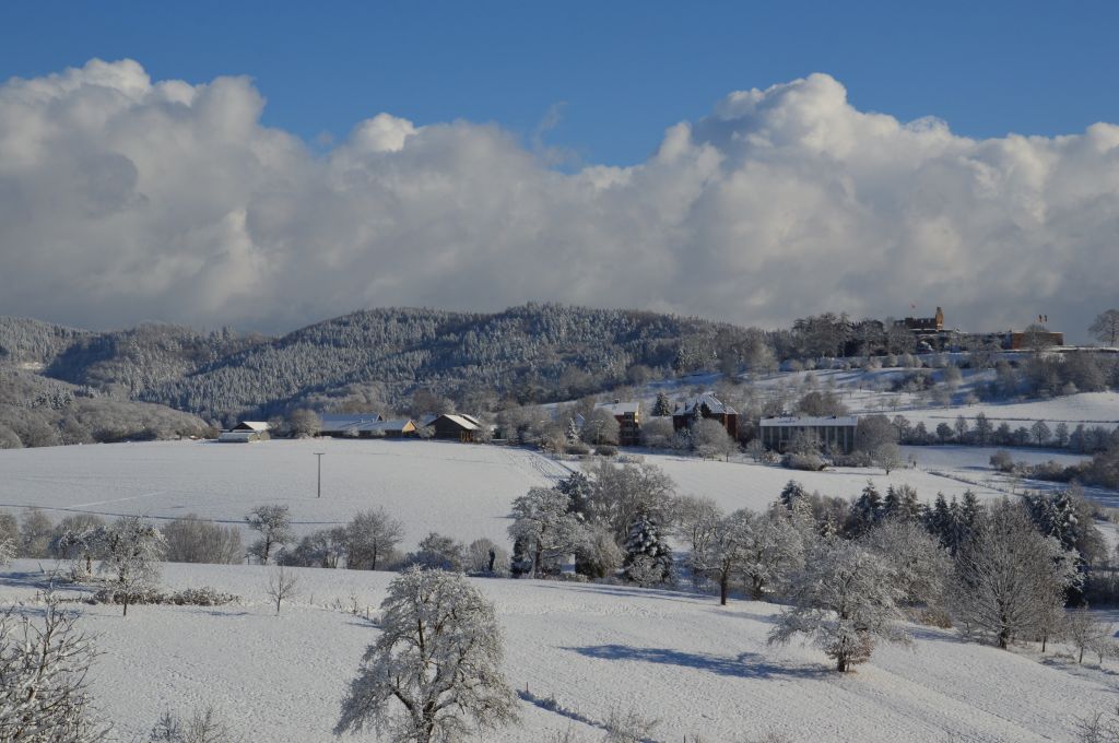 Ein weiter Blick auf das verschneite KÖLBW Gelände mit der Hochburg im Hintergrund