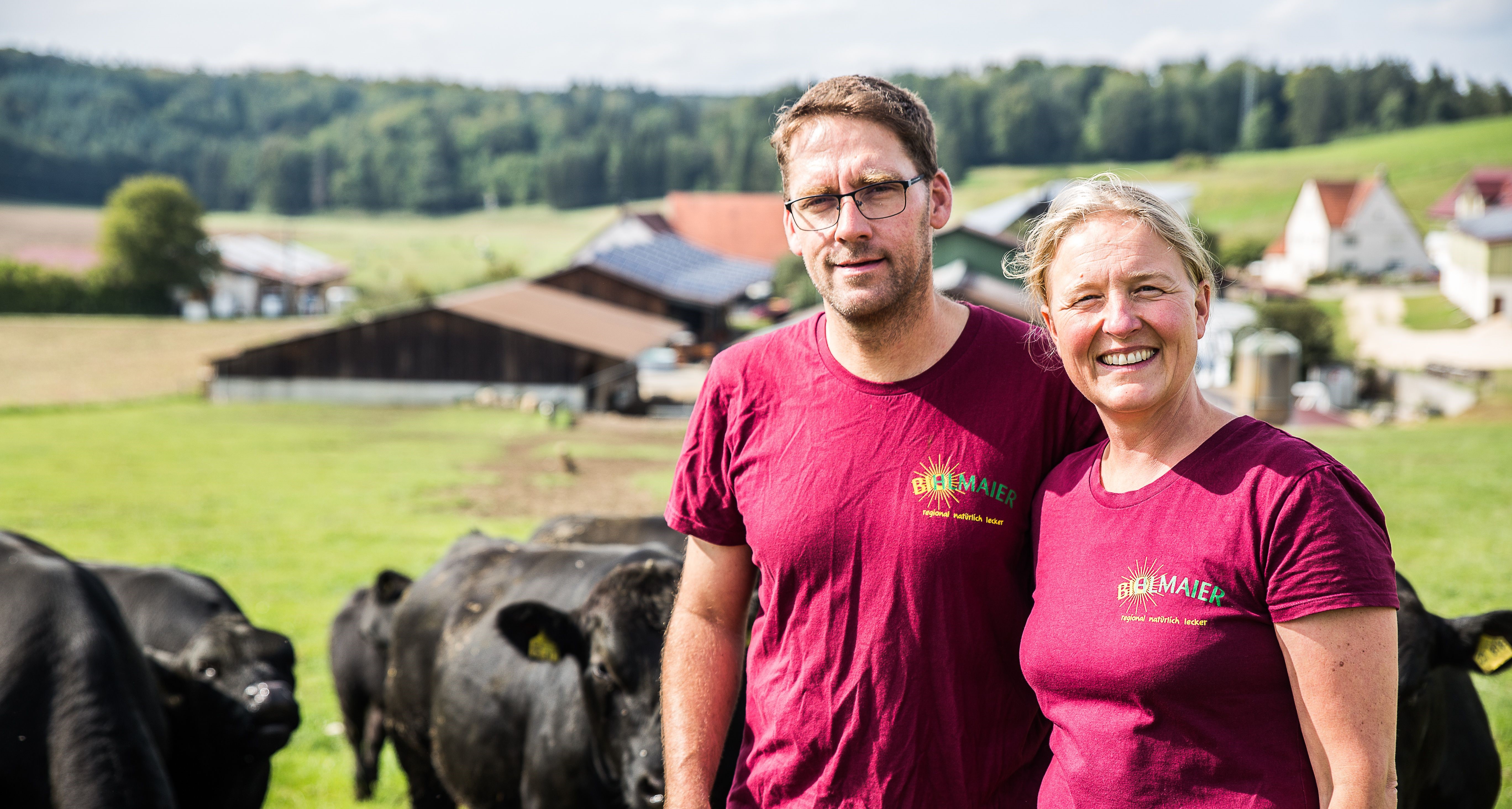 Rainer und Katja Bihlmaier vor Kühen 