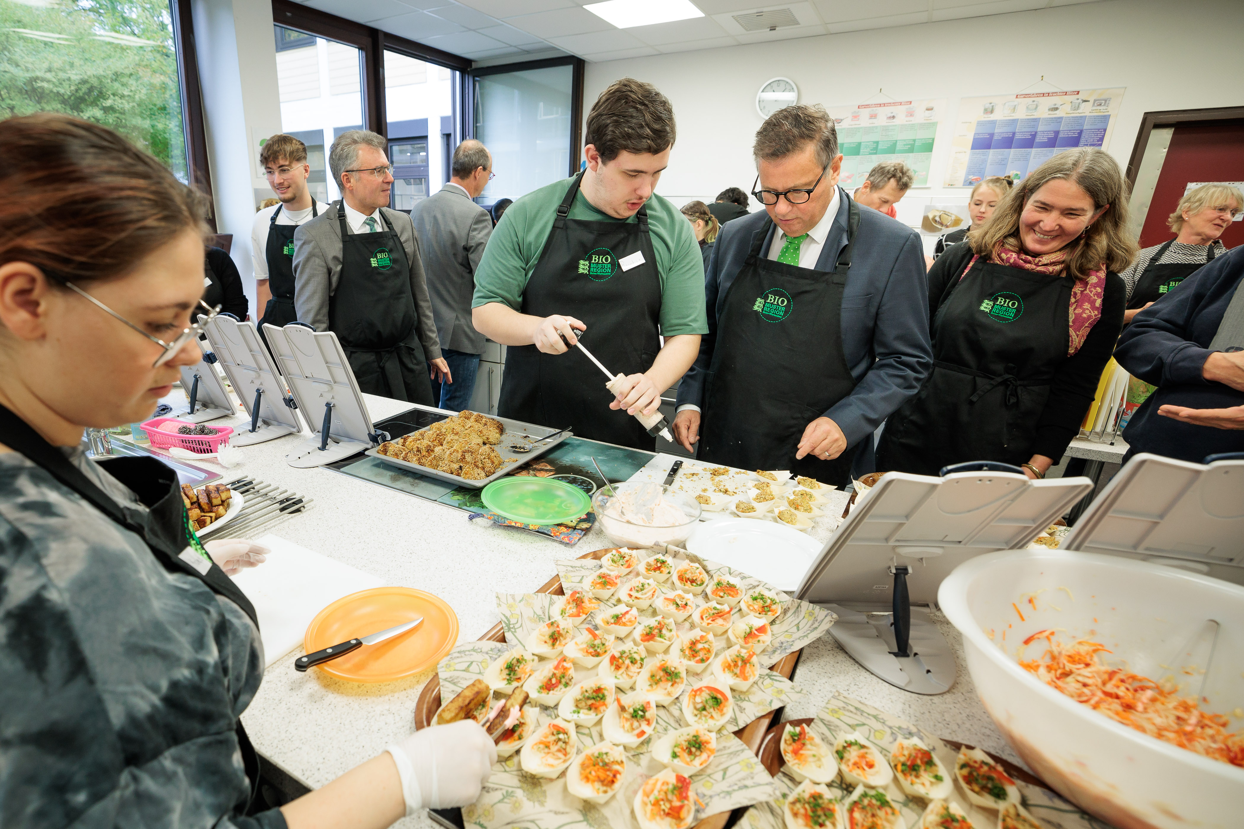 Mit Schülern kochen kochen Helenen Weber Schule; Quelle MBW/ Jan Potente