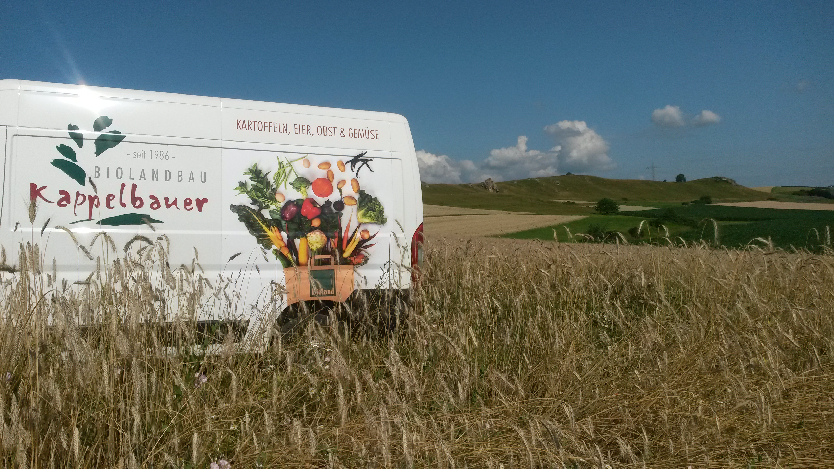 Lieferwagen der Kappelbauer im Feld
