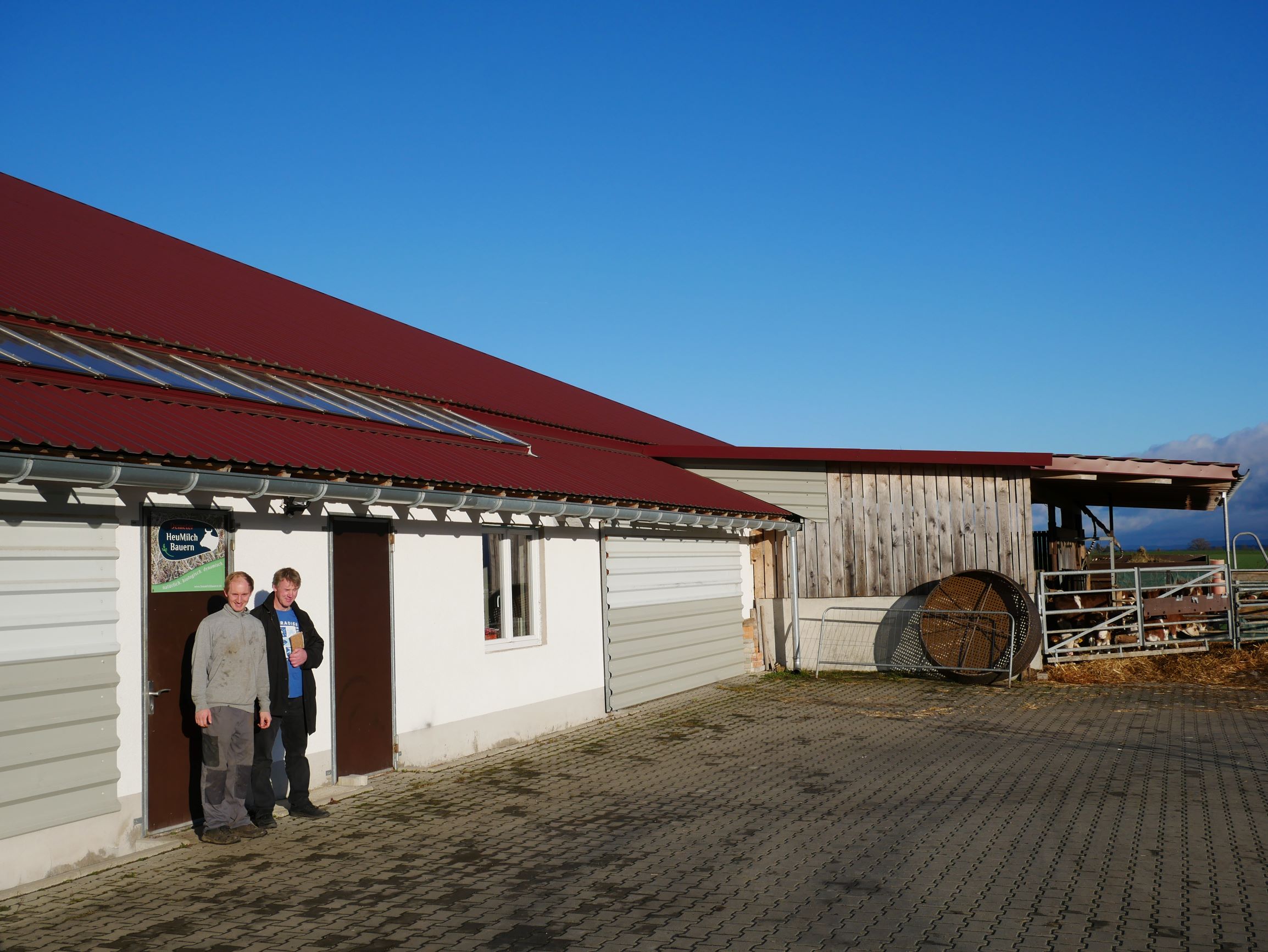 Heumilchbauern Lorenz und Matthias Maier vor dem Milchviehstall