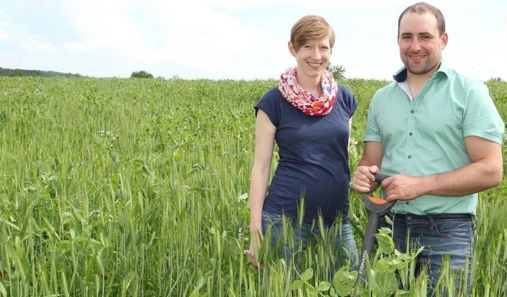 Lena und Johannes Mayer im Feld mit Spaten