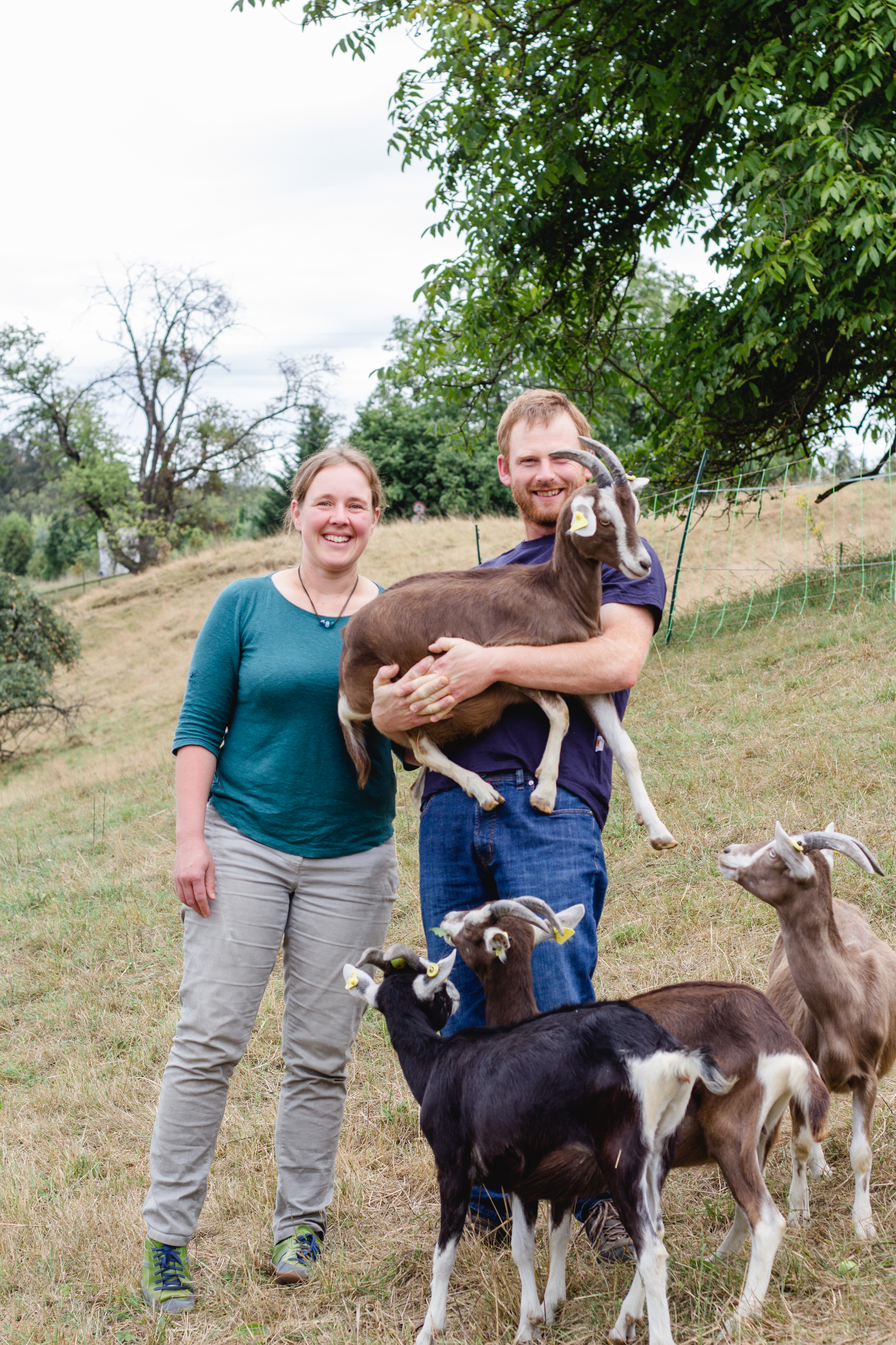Andrea und Tim Holzer - Tim Holzer mit Ziege 