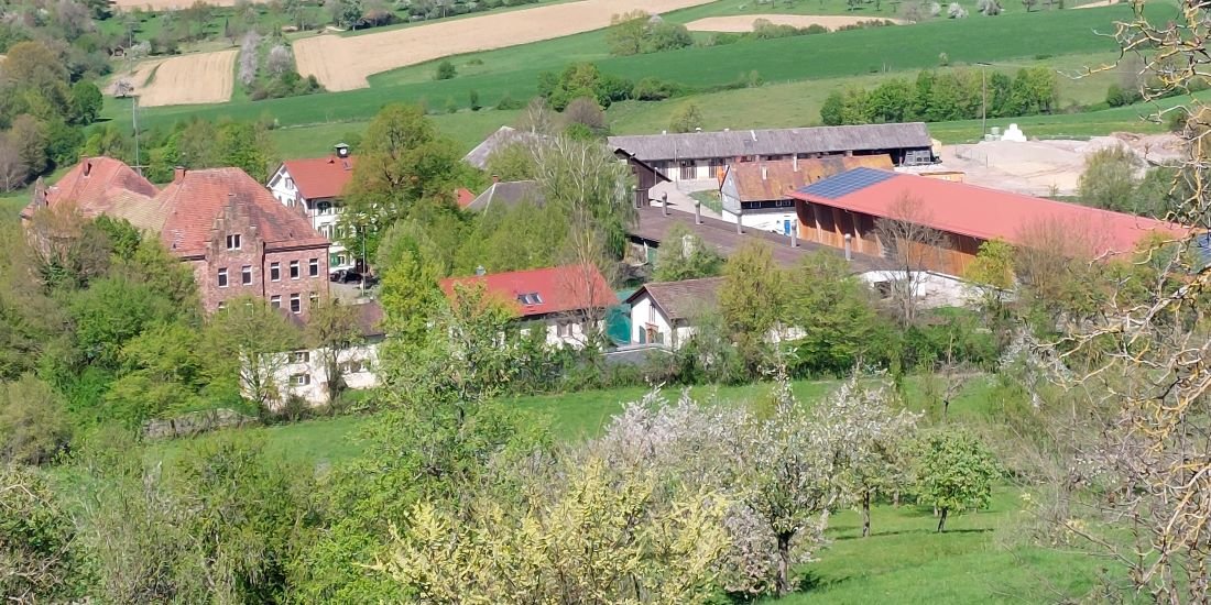 Blick von der Hochburg auf die Staatsdomäne Hochburg mit dem Landwirtschaftlichen Bildungszentrum und dem Landwirtschaftlichen Technologiezentrum