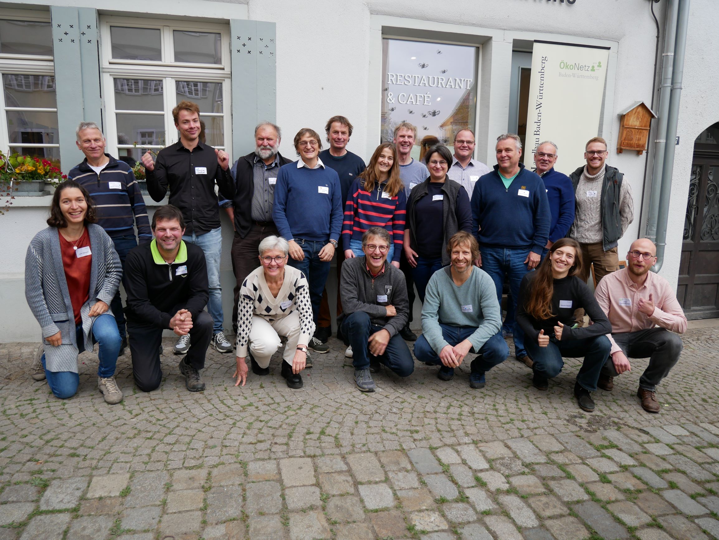 Gruppenfoto der Teilnehmenden vor dem Restaurant Entenmanns