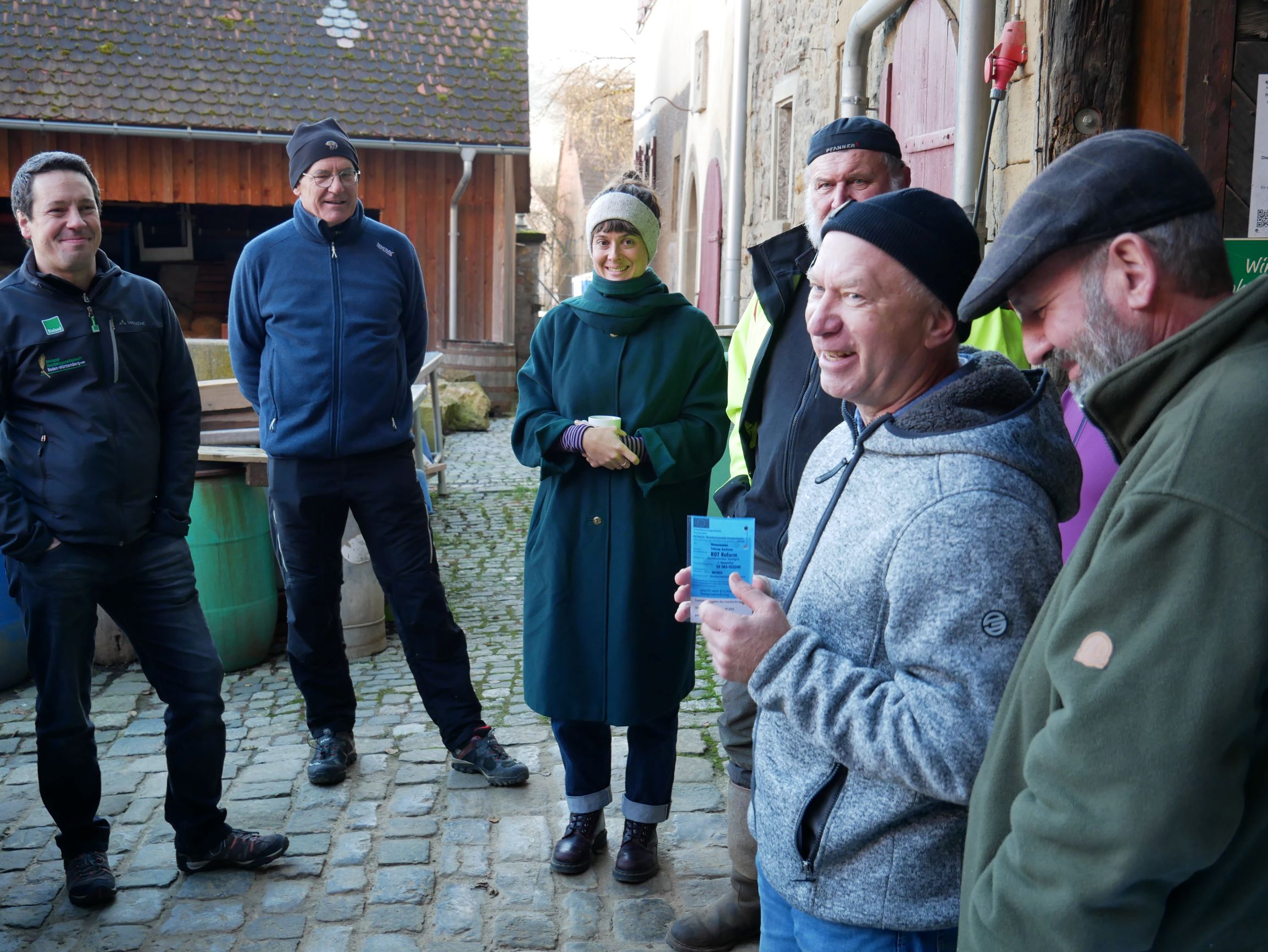 Die Teilnehmenden lauschen dem unterhaltsamen Bericht