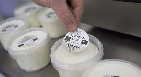 Käsehersteller bei der Etikettierung
