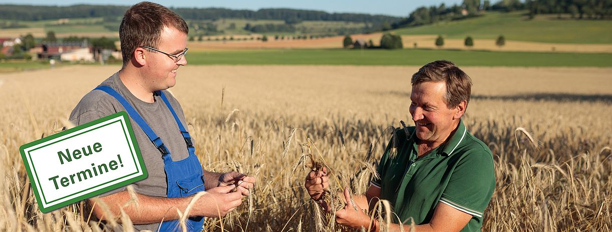 Zwei Landwirte im Gespräch im Getreidefeld