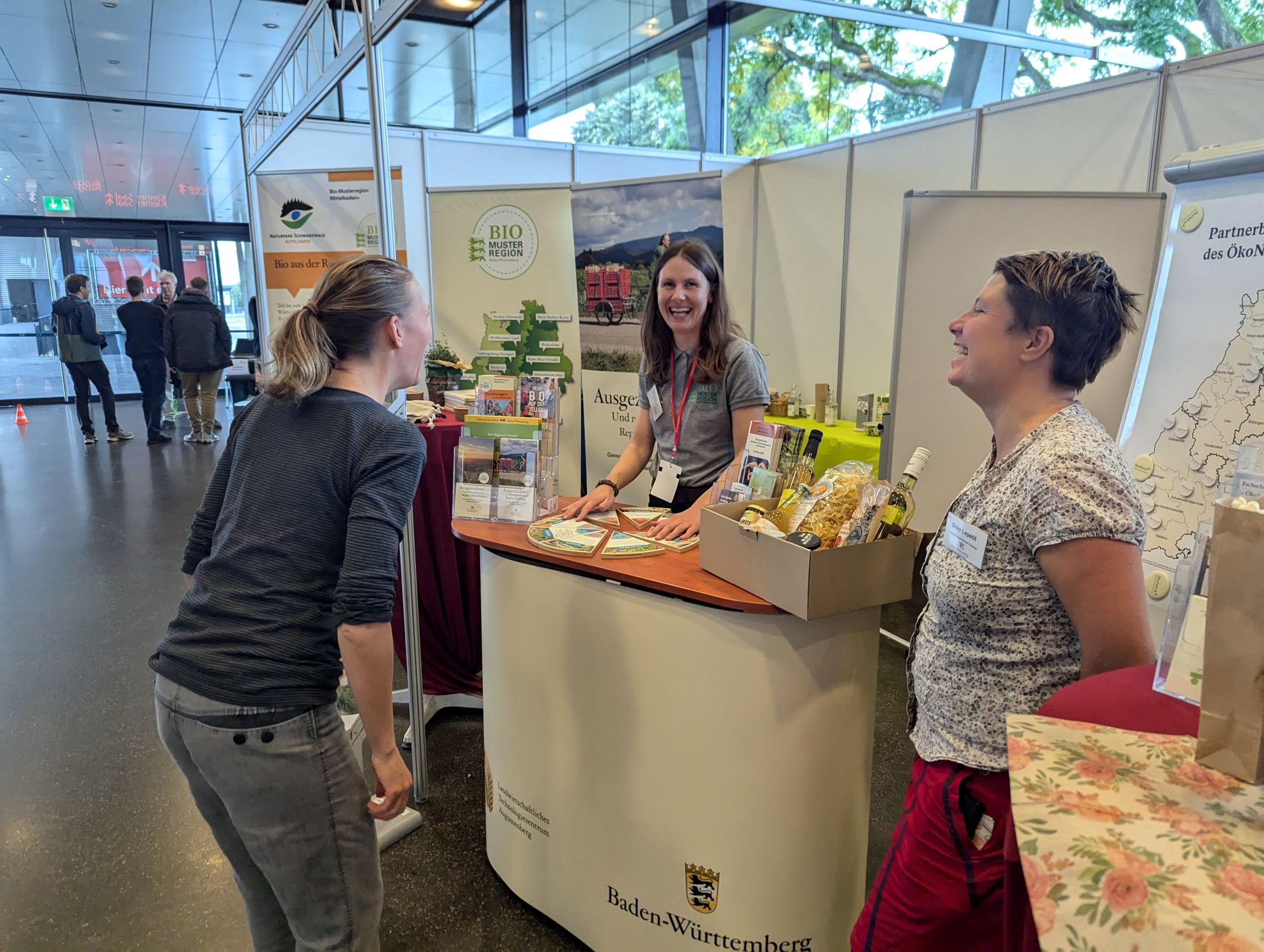 Drei Kolleginnen am Bio aus BW Stand unterhalten sich