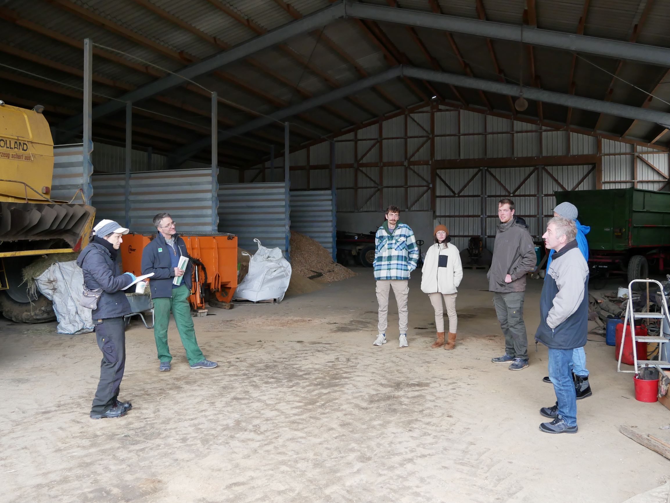 Gruppenfoto der Teilnehmenden in der Scheune des Biobetriebs Heiß