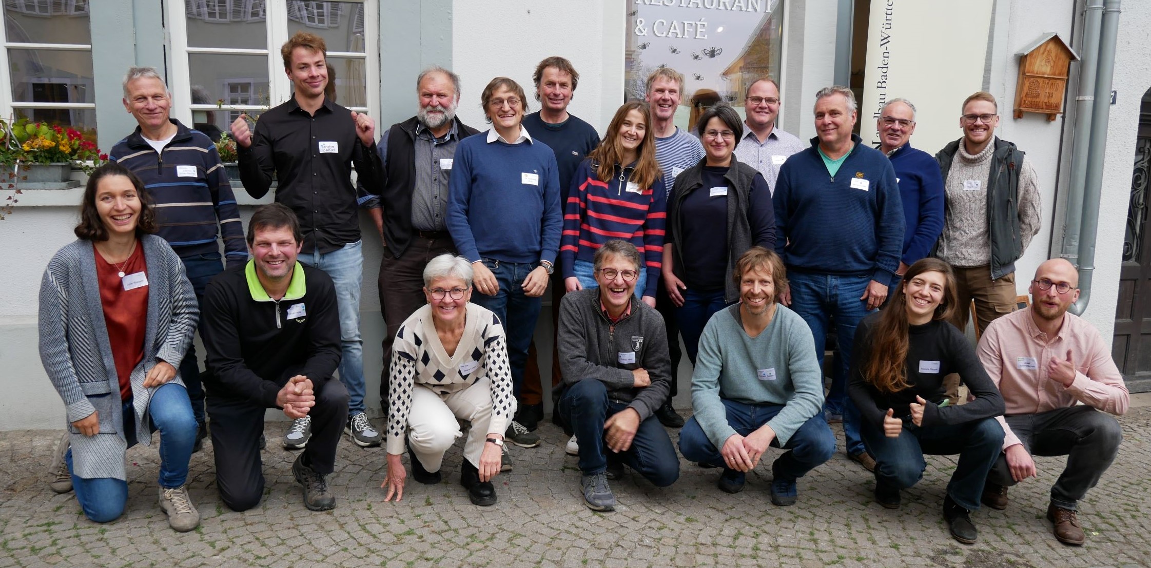 Fröhliches Gruppenbild vor Restaurant