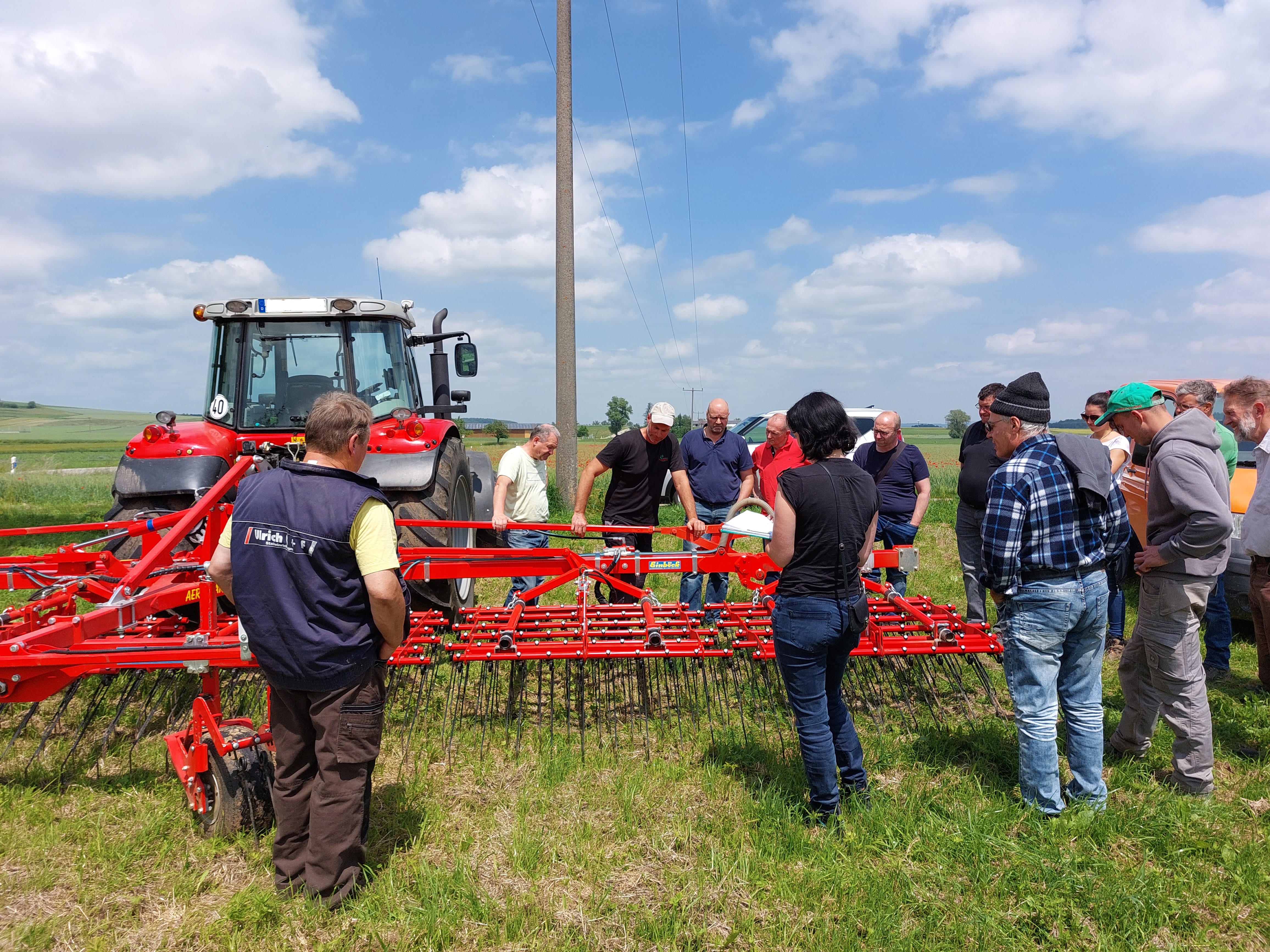 Rüppel (LTZ) Feldbegehung mit Striegel auf dem Kappelbauer Hof