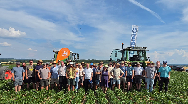 Gruppenbild Teilnehmende Feldtag Bio-Bauernhof Leis