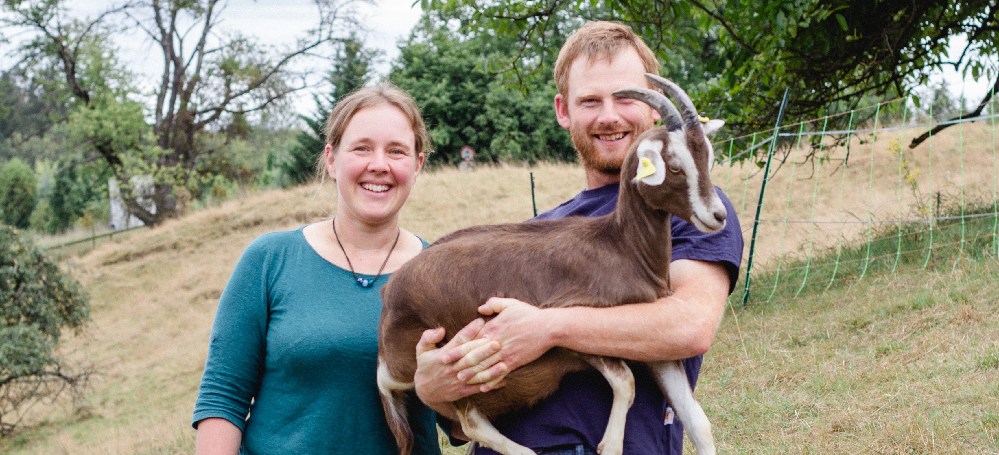 Andrea und Tim Holzer - Tim Holzer mit Ziege im Arm