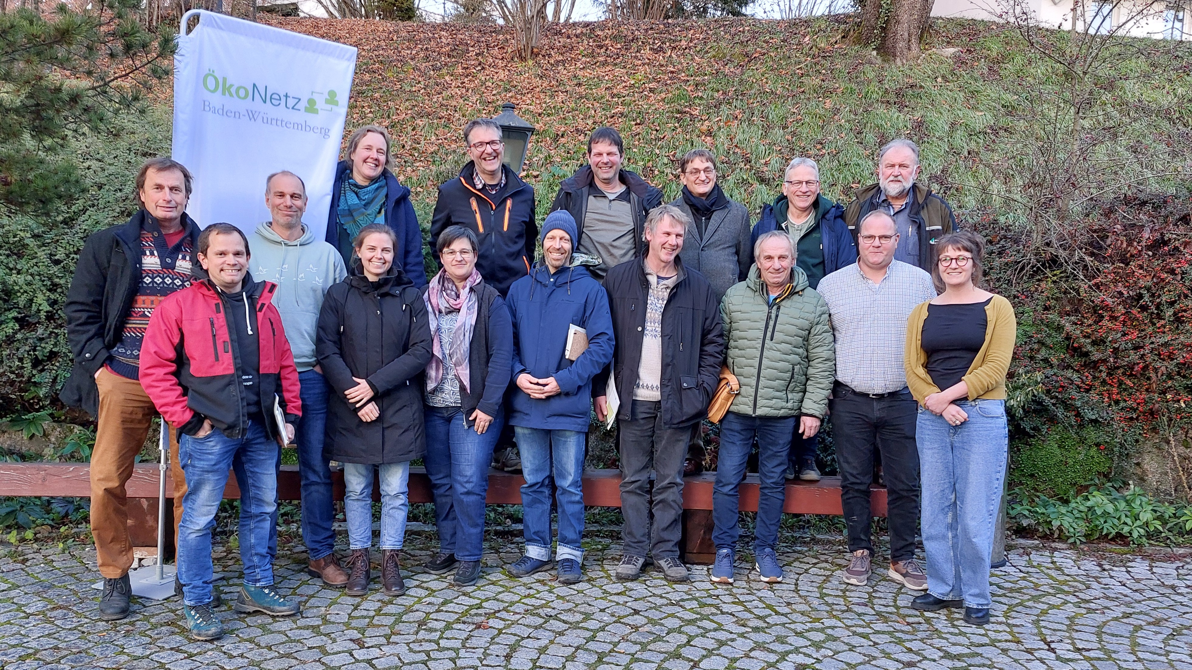 Gruppenbild, Winter, mit ÖkoNetz-Flagge
