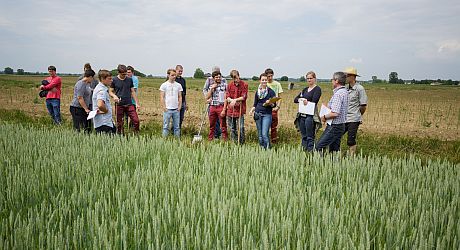 Fachschüler auf einem Feld