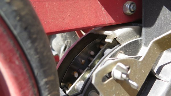 Foto einer Lochscheibe bei der Aussaat. Auf der Lochscheibe sind die angesaugten Samen von Mais und Erbse zu sehen.