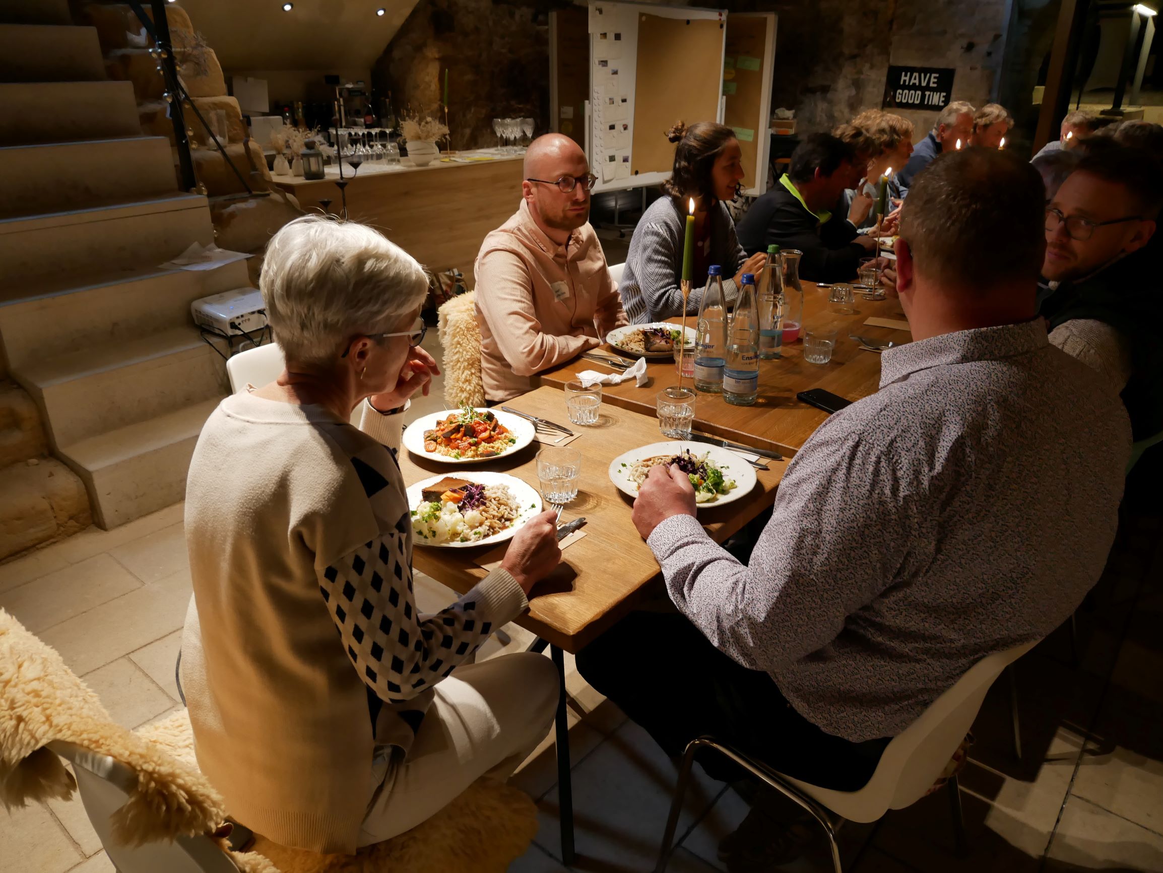 Die Teilnehmenden sitzen und diskutieren beim Mittagessen