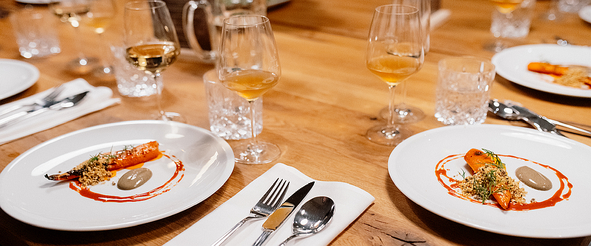 Ein schön gedeckter Tisch mit mit kunstvoll arangiertem Essen