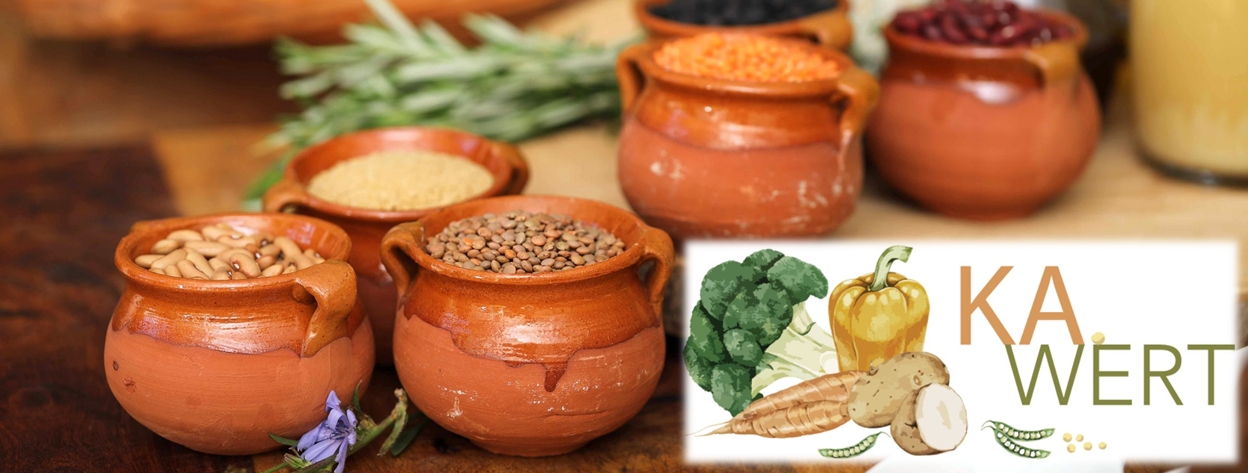 Verschiedene Hülsenfrüchte in Tontöpfchen neben dem KA-Wert-Logo