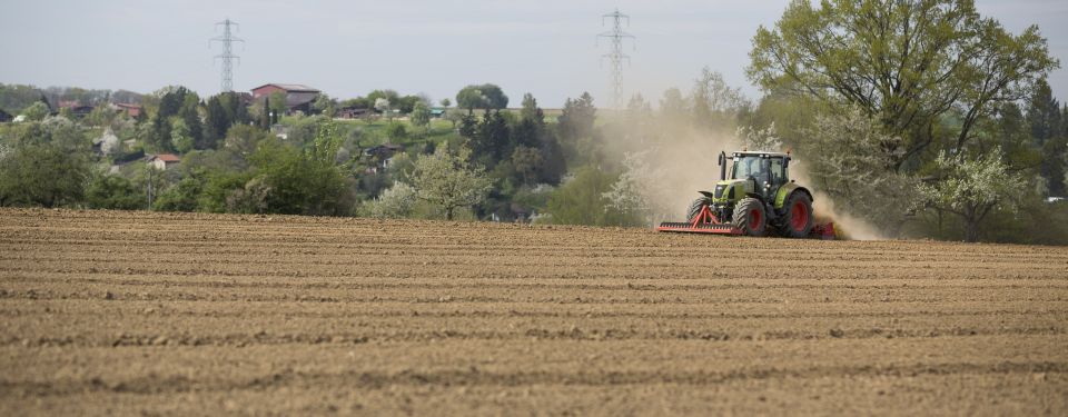 Traktor bei der Stoppelbearbeitung