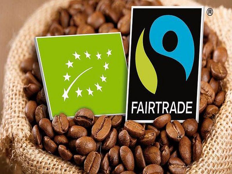 Säckchen mit Kaffebohnen und Schidchen mit Bio- & TansFair_Logo