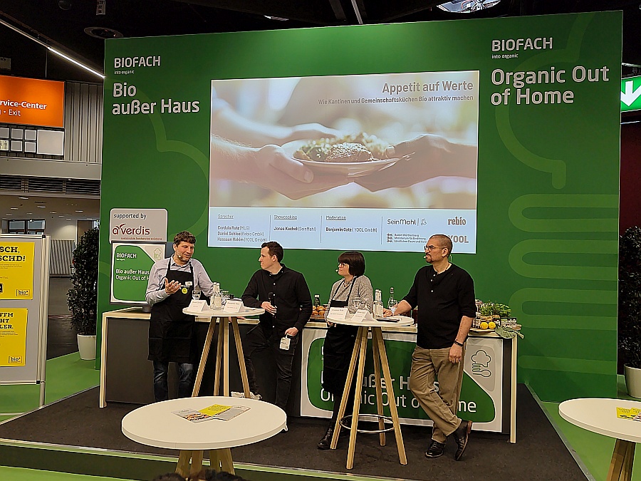 Vier Teilnehmer eine Podiumsdiskussion, vor 
