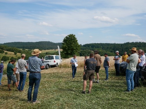 Begrüßung zum Feldtag Dr. Andreas Butz, Leiter des Referates Ökologischer Landbau beim KÖLBW des LTZ Augustenberg begrüßte zur Veranstaltung.
