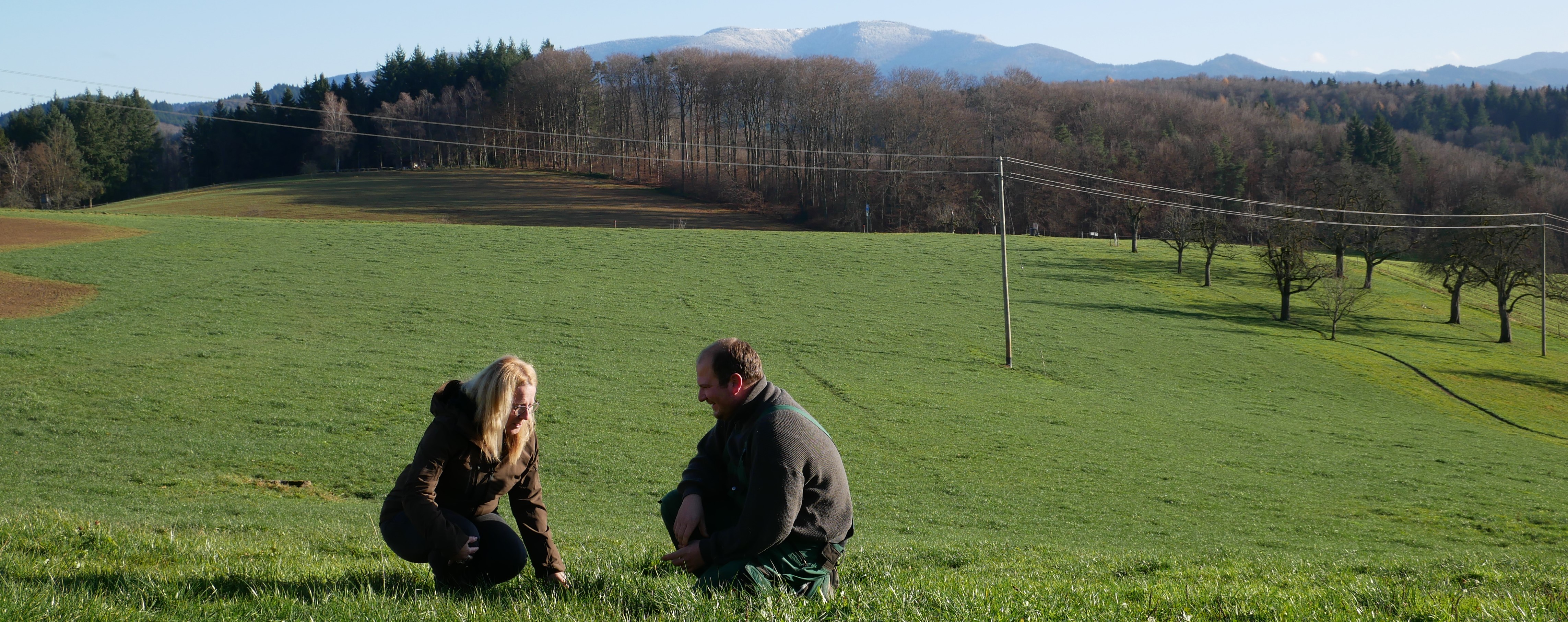 Zwei Landwirtinnen im Gespräch auf dem Acker