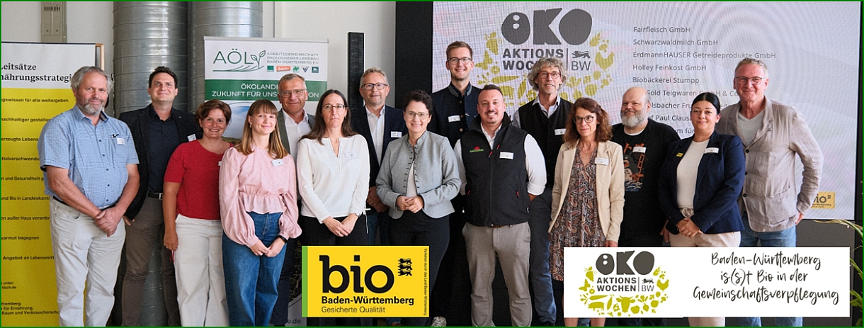Gruppenbild der Eröffnung der Themenwoche; Auf dem Gruppenfoto sind zu sehen v. l . n. r. Christof Clauss (Biohof Paul Clauss), Jonathan Schäfer (Beutelsbacher Fruchtsaftkelterei GmbH), Heidi Breiling (Holley Feinkost GmbH), Vera Kurz (MBW Marketinggesellschaft mbh), Marcus Arzt (Vorsitzender AÖL), Alexandra Knauß (LErn BW), Georg Heger (ALB-GOLD Teigwaren GmbH & Co. KG), Ministerin Marion Gentges MdL, Michael Bauhofer (Martin Bauhofer Käserei GmbH), Nico Weiss (Schwarzwaldmilch GmbH Freiburg), Matthias Minister (Fairfleisch GmbH), Claudine Bonnefoit-Jahn (ErdmannHAUSER Getreideprodukte GmbH), Achim Stumpp (Biobäckerei Stumpp), Bettina Grivelis (Zentrum für Schulqaulität und Lehrerbildung – Außenstelle Esslingen), Uli Ostarhild (Ernährungsrat Stadtregion Stuttgart e.V.)