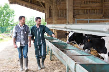 Berater und Landwirt im Stall