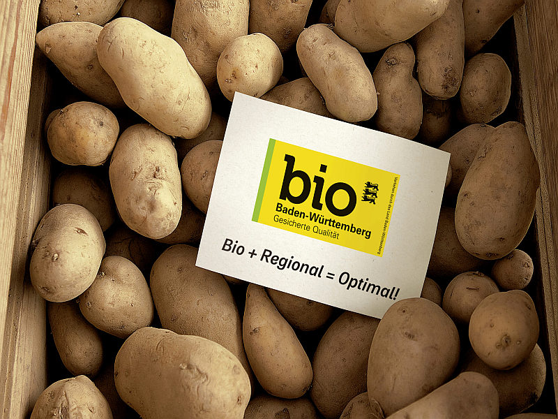 Karetoffeln in einer Kiste mit 