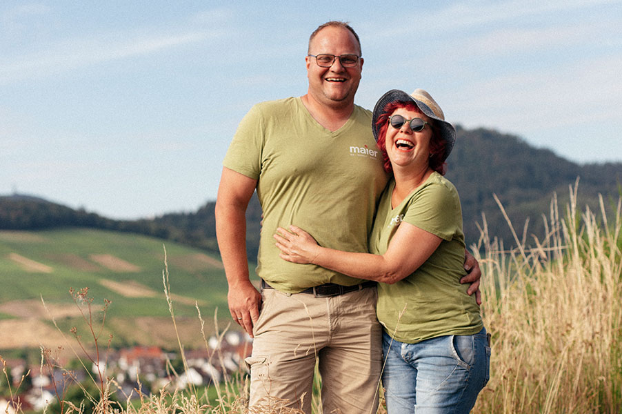 Paar mit badischen Weinbergen im Hintergrund