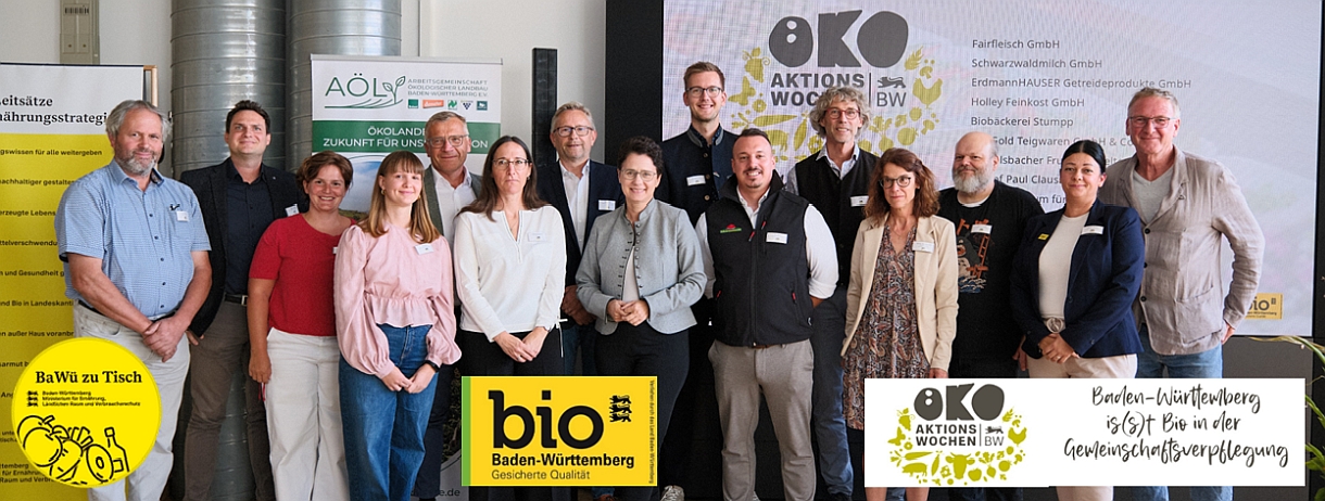 Gruppenbild der Eröffnung der Themenwoche; Auf dem Gruppenfoto sind zu sehen v. l . n. r. Christof Clauss (Biohof Paul Clauss), Jonathan Schäfer (Beutelsbacher Fruchtsaftkelterei GmbH), Heidi Breiling (Holley Feinkost GmbH), Vera Kurz (MBW Marketinggesellschaft mbh), Marcus Arzt (Vorsitzender AÖL), Alexandra Knauß (LErn BW), Georg Heger (ALB-GOLD Teigwaren GmbH & Co. KG), Ministerin Marion Gentges MdL, Michael Bauhofer (Martin Bauhofer Käserei GmbH), Nico Weiss (Schwarzwaldmilch GmbH Freiburg), Matthias Minister (Fairfleisch GmbH), Claudine Bonnefoit-Jahn (ErdmannHAUSER Getreideprodukte GmbH), Achim Stumpp (Biobäckerei Stumpp), Bettina Grivelis (Zentrum für Schulqaulität und Lehrerbildung – Außenstelle Esslingen), Uli Ostarhild (Ernährungsrat Stadtregion Stuttgart e.V.)