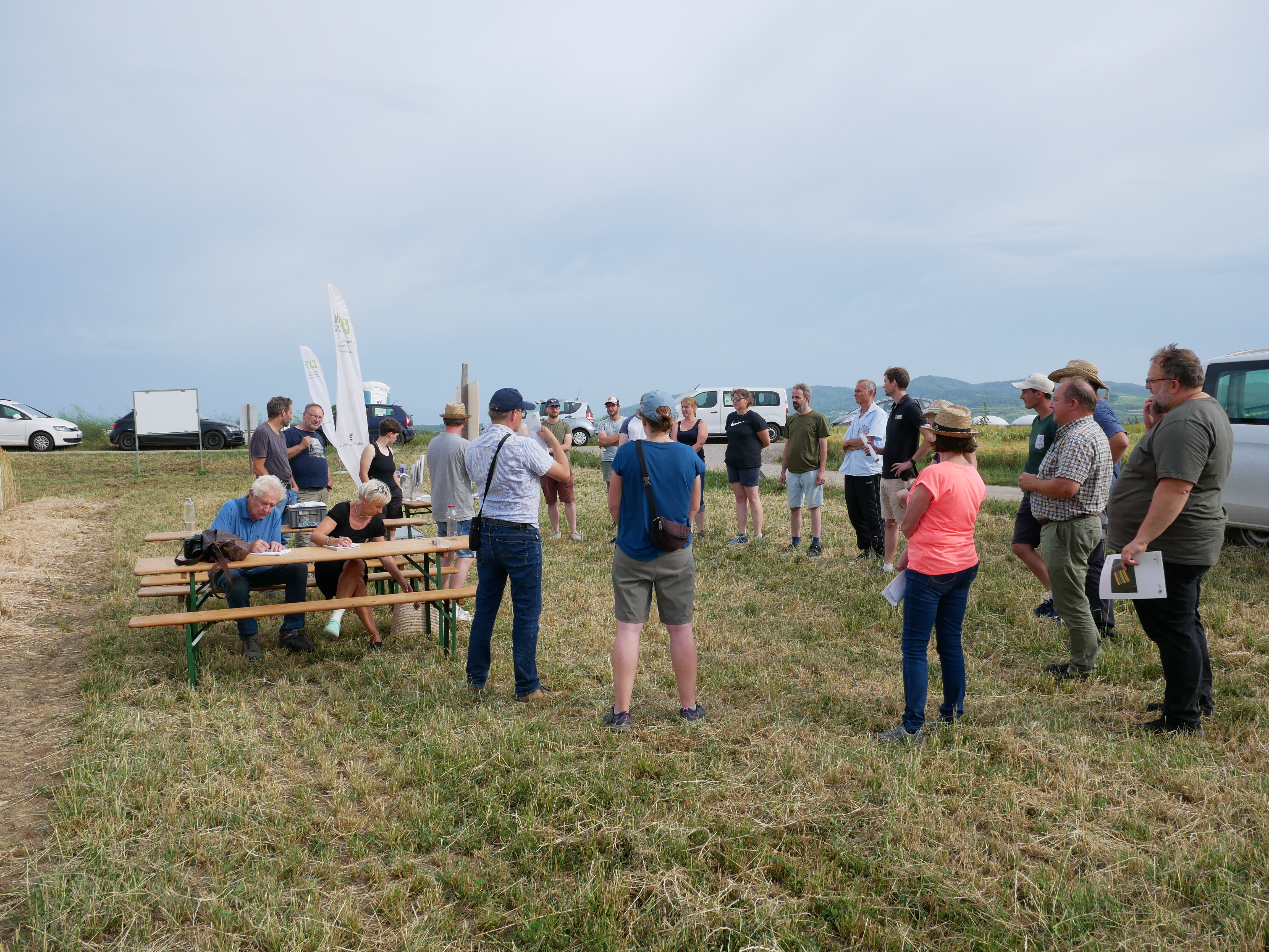 Die Teilnehemden des Feldtags hören gespannt den Versuchsführern zu